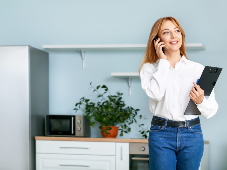 Real estate agent on phone supported by virtual answering service to capture leads